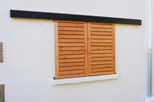 Fabrication et pose de volets bois coulisants. Bois douglas, profil clin.