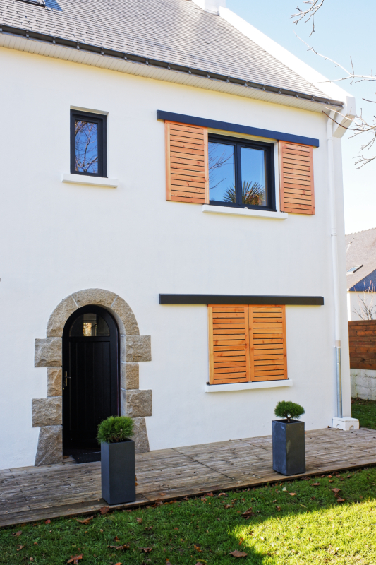 Fabrication et pose de volets bois coulisants. Bois douglas, profil clin.