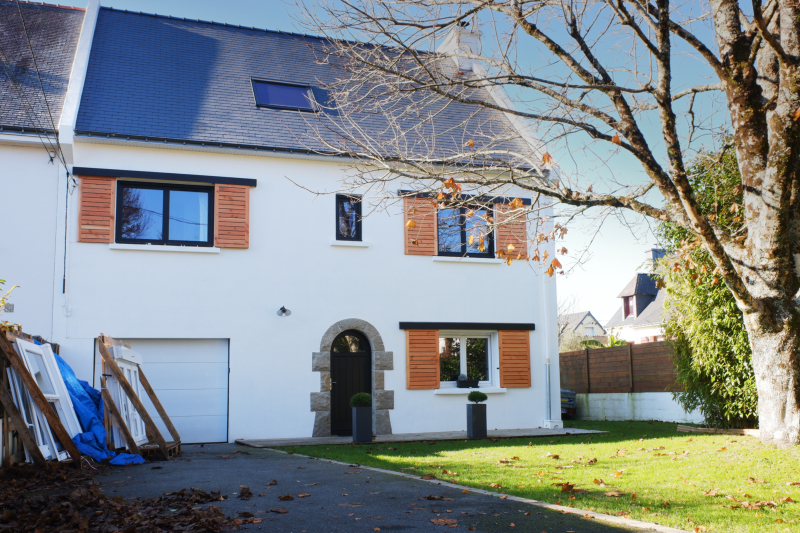 Fabrication et pose de volets bois coulisants. Bois douglas, profil clin.